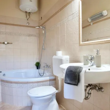 Scarlet Timber בודפשט